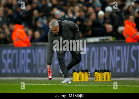 London, Großbritannien. 31. Januar 2018. Jose Mourinho Manager von Manchester United in der Premier League Match zwischen Tottenham Hotspur Manchester und Ungebundener im Wembley Stadion, London, UK gespielt. Credit: Headlinephoto/Alamy englische Premier und Football League Bilder nur in einem redaktionellen Kontext verwendet werden. DataCo Ltd +44 207 864 9121. Credit: Jason Mitchell/Alamy leben Nachrichten Stockfoto