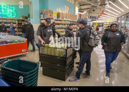 Brooklyn, New York, USA. 31. Januar, 2018. Arbeitnehmer bei einer Anzeige in der neuen Whole Foods' 365 Fort Greene im Fort Greene Nachbarschaft von Brooklyn in New York am Tag der Eröffnung Mittwoch, 31. Januar 2018. In der Nähe der Barclays Center das 30.000-Quadratfuß-Store, ihre ersten an der Ostküste gelegen, ist eine kostengünstige alternative Whole Foods Market verkauft ihre 365 Marke sowie Waren aus anderen Hersteller von Lebensmitteln. (Â© Richard B. Levine) Credit: Richard Levine/Alamy leben Nachrichten Stockfoto