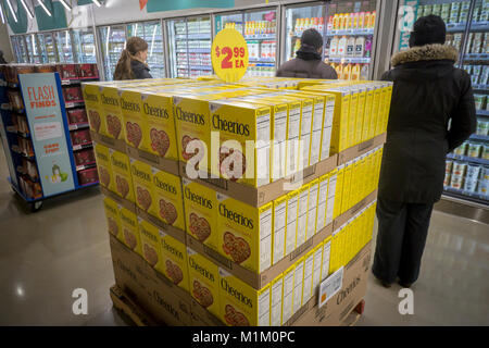 Brooklyn, New York, USA. 31. Januar, 2018. General Mills Cheerios auf Verkauf in der neuen Whole Foods' 365 Fort Greene im Fort Greene Nachbarschaft von Brooklyn in New York am Tag der Eröffnung Mittwoch, 31. Januar 2018. In der Nähe der Barclays Center das 30.000-Quadratfuß-Store, ihre ersten an der Ostküste gelegen, ist eine kostengünstige alternative Whole Foods Market verkauft ihre 365 Marke sowie Waren aus anderen Hersteller von Lebensmitteln. (Â© Richard B. Levine) Credit: Richard Levine/Alamy leben Nachrichten Stockfoto
