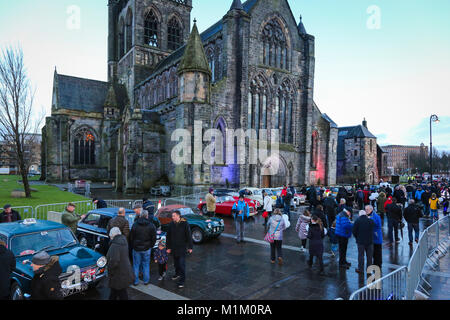 Paisley, Schottland, Großbritannien. 31. Januar, 2018. An einem kalten und manchmal sehr nass Januar Tag, 1000 der Zuschauer stellte sich heraus an Paisley Abbey, Renfrewshire die 79 nationalen und internationalen Marktteilnehmer 2018 Rallye Monte Carlo Historique aus Zuzujubeln. Credit: Findlay/Alamy leben Nachrichten Stockfoto