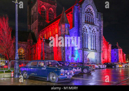 Paisley, Schottland, Großbritannien. 31. Januar, 2018. An einem kalten und manchmal sehr nass Januar Tag, 1000 der Zuschauer stellte sich heraus an Paisley Abbey, Renfrewshire die 79 nationalen und internationalen Marktteilnehmer 2018 Rallye Monte Carlo Historique aus Zuzujubeln. Credit: Findlay/Alamy leben Nachrichten Stockfoto