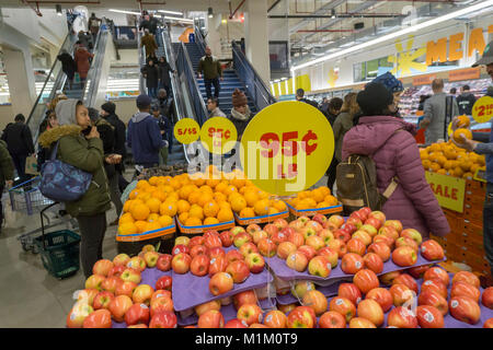 Shopper in der Produce-Abteilung des neuen Whole Foods' 365 Fort Greene im Fort Greene Viertel von Brooklyn in New York am Eröffnungstag Mittwoch, 31. Januar 2018. Das in der Nähe des Barclays Center gelegene 30,000 Quadratmeter große Geschäft, das erste an der Ostküste, ist ein kostengünstiger alternativer Whole Foods Market, der seine Marke 365 sowie Waren anderer Lebensmittelhersteller verkauft. (Â© Richard B. Levine) Quelle: Richard Levine/Alamy Live News Stockfoto