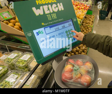 Brooklyn, New York, USA. 31. Januar, 2018. Ein Einkaufsparadies selbst wiegt sie produzieren in der Abteilung Produktion der neuen Whole Foods' 365 Fort Greene im Fort Greene Nachbarschaft von Brooklyn in New York am Tag der Eröffnung Mittwoch, 31. Januar 2018. In der Nähe der Barclays Center das 30.000-Quadratfuß-Store, ihre ersten an der Ostküste gelegen, ist eine kostengünstige alternative Whole Foods Market verkauft ihre 365 Marke sowie Waren aus anderen Hersteller von Lebensmitteln. (Â© Richard B. Levine) Credit: Richard Levine/Alamy leben Nachrichten Stockfoto