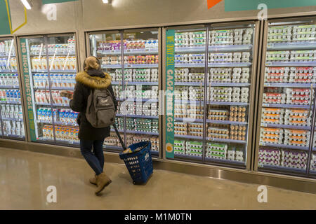 Brooklyn, New York, USA. 31. Januar, 2018. Ein Shopper im Ei Abteilung im neuen Whole Foods' 365 Fort Greene im Fort Greene Nachbarschaft von Brooklyn in New York am Tag der Eröffnung Mittwoch, 31. Januar 2018. In der Nähe der Barclays Center das 30.000-Quadratfuß-Store, ihre ersten an der Ostküste gelegen, ist eine kostengünstige alternative Whole Foods Market verkauft ihre 365 Marke sowie Waren aus anderen Hersteller von Lebensmitteln. (Â© Richard B. Levine) Credit: Richard Levine/Alamy leben Nachrichten Stockfoto