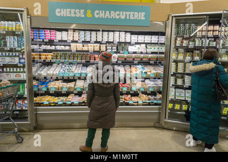 Brooklyn, New York, USA. 31. Januar, 2018. Ein shopper wählt ihre Käse in der neuen Whole Foods' 365 Fort Greene im Fort Greene Nachbarschaft von Brooklyn in New York am Tag der Eröffnung Mittwoch, 31. Januar 2018. In der Nähe der Barclays Center das 30.000-Quadratfuß-Store, ihre ersten an der Ostküste gelegen, ist eine kostengünstige alternative Whole Foods Market verkauft ihre 365 Marke sowie Waren aus anderen Hersteller von Lebensmitteln. (Â© Richard B. Levine) Credit: Richard Levine/Alamy leben Nachrichten Stockfoto