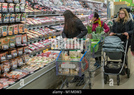 Brooklyn, New York, USA. 31. Januar, 2018. Käufer in der neuen Whole Foods' 365 Fort Greene im Fort Greene Nachbarschaft von Brooklyn in New York am Tag der Eröffnung Mittwoch, 31. Januar 2018. In der Nähe der Barclays Center das 30.000-Quadratfuß-Store, ihre ersten an der Ostküste gelegen, ist eine kostengünstige alternative Whole Foods Market verkauft ihre 365 Marke sowie Waren aus anderen Hersteller von Lebensmitteln. (© Richard B. Levine) Credit: Richard Levine/Alamy leben Nachrichten Stockfoto