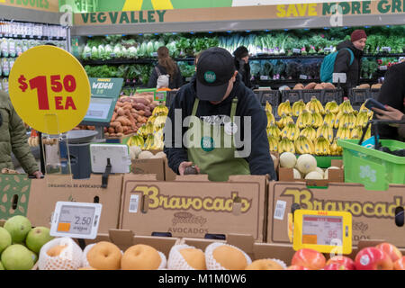 Brooklyn, New York, USA. 31. Januar, 2018. Arbeitnehmer in der Abteilung Produktion der neuen Whole Foods' 365 Fort Greene im Fort Greene Nachbarschaft von Brooklyn in New York am Tag der Eröffnung Mittwoch, 31. Januar 2018. In der Nähe der Barclays Center das 30.000-Quadratfuß-Store, ihre ersten an der Ostküste gelegen, ist eine kostengünstige alternative Whole Foods Market verkauft ihre 365 Marke sowie Waren aus anderen Hersteller von Lebensmitteln. (Â© Richard B. Levine) Credit: Richard Levine/Alamy leben Nachrichten Stockfoto