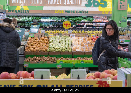 Brooklyn, New York, USA. 31. Januar, 2018. Käufer in der Abteilung Produktion der neuen Whole Foods' 365 Fort Greene im Fort Greene Nachbarschaft von Brooklyn in New York am Tag der Eröffnung Mittwoch, 31. Januar 2018. In der Nähe der Barclays Center das 30.000-Quadratfuß-Store, ihre ersten an der Ostküste gelegen, ist eine kostengünstige alternative Whole Foods Market verkauft ihre 365 Marke sowie Waren aus anderen Hersteller von Lebensmitteln. (Â© Richard B. Levine) Credit: Richard Levine/Alamy leben Nachrichten Stockfoto