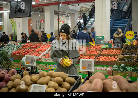 Brooklyn, New York, USA. 31. Januar, 2018. Käufer in der Abteilung Produktion der neuen Whole Foods' 365 Fort Greene im Fort Greene Nachbarschaft von Brooklyn in New York am Tag der Eröffnung Mittwoch, 31. Januar 2018. In der Nähe der Barclays Center das 30.000-Quadratfuß-Store, ihre ersten an der Ostküste gelegen, ist eine kostengünstige alternative Whole Foods Market verkauft ihre 365 Marke sowie Waren aus anderen Hersteller von Lebensmitteln. (Â© Richard B. Levine) Credit: Richard Levine/Alamy leben Nachrichten Stockfoto