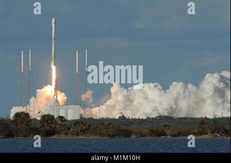 Cape Canaveral, Florida, USA. 31 Jan, 2018. SpaceX startet eine Falcon 9 Rakete Durchführung der GovSat-1 Kommunikationssatelliten in einem Joint Venture von der Regierung von Luxemburg und der Gesellschaft SES, einer der größten Betreiber von kommerziellen Satelliten, in Luxemburg. Credit: Paul Hennessy/Alamy leben Nachrichten Stockfoto