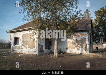 Kelebija, Serbien. 25 Jan, 2018. Eine verlassene Farm in der Nähe der ungarischen Grenze, in denen die Migranten und Flüchtlinge in leeren Räumen schlafen. Ungarn und Kroatien wurden die Grenzkontrollen in den letzten Jahren, die in vielen Flüchtlingen und Migranten immer in Serbien klemmt geführt hat. Credit: Edward Crawford/SOPA/ZUMA Draht/Alamy leben Nachrichten Stockfoto