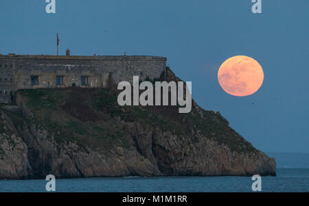 Tenby, Pembrokeshire. 31 Jan, 2018. Die super 'Blau' Mond über St. Catherine's Island und Fort. Tenby in Pembrokeshire, Wales Credit: Zeichnete Buckley/Alamy leben Nachrichten Stockfoto