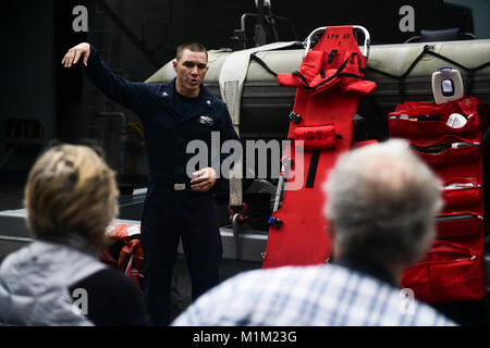 Pazifik (Jan. 26, 2018) der Bootsmann Mate 3. Klasse Aaron Lanfranco, aus Austin, Texas, erklärt den richtigen Gebrauch der Suche und Rettung Ausrüstung an Bord zu den Tigern an Bord des amphibious Transport dock Schiff USS San Diego LPD (22). San Diego, Teil der Amerika Amphibious Ready Group, mit 15 Marine Expeditionary Unit begonnen, ist die Rückkehr von einem 7-monatigen Einsatz in die USA 3., 5., 6. und 7 Flotte Bereiche. (U.S. Marine Stockfoto