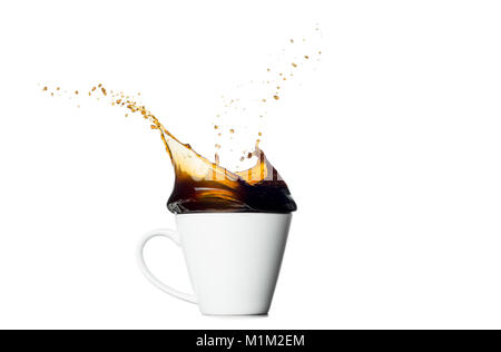 Tasse Kaffee spritzt auf weißem Hintergrund. Stockfoto