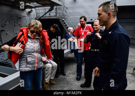 Pazifik (Jan. 26, 2018) der Bootsmann Mate 3. Klasse Aaron Lanfranco, aus Austin, Texas lehrt Tiger wie an einen Rettungsring zu setzen an Bord des amphibious Transport dock Schiff USS San Diego LPD (22). San Diego, Teil der Amerika Amphibious Ready Group, mit 15 Marine Expeditionary Unit begonnen, ist die Rückkehr von einem 7-monatigen Einsatz in die USA 3., 5., 6. und 7 Flotte Bereiche. (U.S. Marine Stockfoto