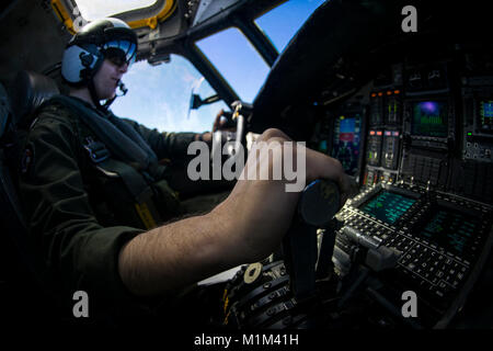 Pazifik (Jan. 27, 2018) Leutnant Kevin McMahon, den "Schwarzen Adler" von Carrier Airborne Early Warning Squadron (VAW) 113, Piloten eine E-2C Hawkeye 2000 zugeordnet. Carl Vinson Strike Group ist derzeit in den Pazifik als Teil einer regelmäßigen Bereitstellung. (U.S. Marine Stockfoto