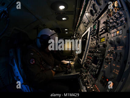 Pazifik (Jan. 27, 2018) Lt. j.g. Matt Vega, Vordergrund, und Leutnant Matthew Wall, sowohl für den "Schwarzen Adler" von Carrier Airborne Early Warning Squadron (VAW) 113, führen Sie mission Planung Berechnungen an Bord eine E-2C Hawkeye 2000. Die Carl Vinson Carrier Strike Group arbeitet in der pazifischen Region als Teil einer geplanten Einsatz. (U.S. Marine Stockfoto