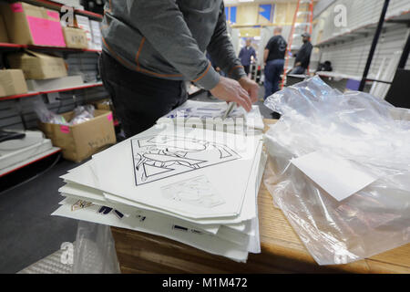 Unbefugte Bügeleisen auf t-shirt Logos waren eine der Viele gefälschte Artikel HSI special Agents aus einem Sportfachgeschäft in Blaine, Minnesota beschlagnahmt. Stockfoto