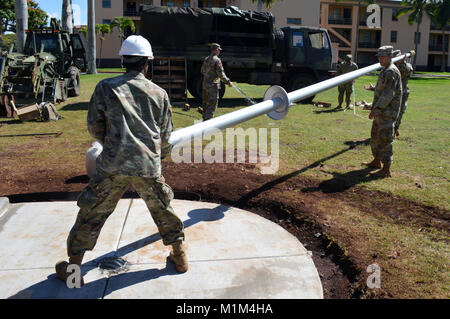 Soldaten des 561St Ingenieur Gesellschaft zugeordnet, 84th Engineer Battalion, 130 Engineer Brigade, 8 Theater Sustainment Command ein Fahnenmast für die 25 Infanterie Division 3. Brigade Combat Team Bronco Denkmal am Schofield Kasernen, Hawaii, Jan. 29, 2018. Die Soldaten verlegt das Denkmal zu seinem neuen Haus in F Quad. (U.S. Armee Stockfoto