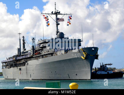 POLARIS, Guam (Jan. 23, 2018) U-Boot Tender USS Frank Kabel (-40) Segler die Schienen Mann während eines homecoming Feier an der Polaris, Guam. Frank Kabel ging Guam März 7, 2017, Unterstützung der maritimen expeditionary Operations in der dritten Flotte Fläche von Operationen und machte einen trockendock Wartung Verfügbarkeit am Vigor Industrial Werft in Portland, Erz. U-Boot Angebote schrittweise zu u-Boote und Überwasserschiffe in den USA 5. und 7 Flotte Bereiche Wartung, hotel Dienstleistungen und logistische Unterstützung. (U.S. Marine Foto von Mass Communication Specialist Seaman D Stockfoto