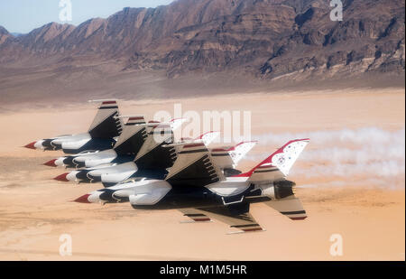 Die Thunderbirds Diamond formation Piloten führen Sie die Echelon Revue passieren Manöver über die Nevada Test und Training Strecke während eines Trainings Flug, Jan. 29, 2018. Während die Thunderbirds training Saison, jeder Pilot Meister ihre Position und Manöver während das Vertrauen und die Sicherheit der Entwicklung innerhalb der Formation. (U.S. Air Force Foto von Tech. Sgt. Christopher Boitz) Stockfoto