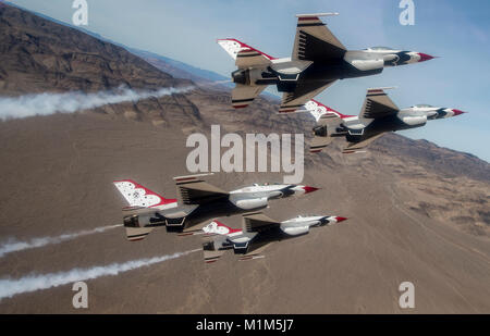 Die Thunderbirds Diamond formation Piloten führen Sie die Diamantrolle Manöver über die Nevada Test und Training Strecke während eines Trainings Flug, Jan. 29, 2018. Der Diamant Bildung stellt die Präzision und Geschicklichkeit in enger Formation zu fliegen. (U.S. Air Force Foto von Tech. Sgt. Christopher Boitz) Stockfoto