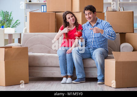 Junge paar Einzug in neues Haus mit Boxen Stockfoto