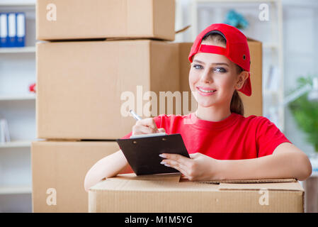 Junge Frau mit Boxen von persönlichen Effekten Stockfoto