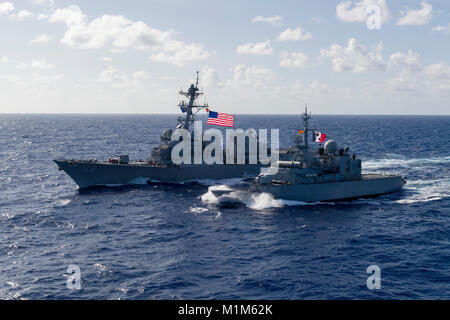 180129 - N - LN 093-0750 PAZIFISCHEN OZEAN (Jan. 29, 2018) Die arleigh Burke-Class geführte Anti-raketen-Zerstörer USS Michael Murphy (DDG112) und die französische Fregatte FNS Vendemiaire sind in Formation unterwegs während einer Übung vorbei (PASSEX) im Pazifischen Ozean. Michael Murphy ist in der pazifischen Region als Teil der Carl Vinson Carrier Strike Group. (U.S. Marine Foto von Mass Communication Specialist 3. Klasse Jasen MorenoGarcia/Freigegeben) Stockfoto