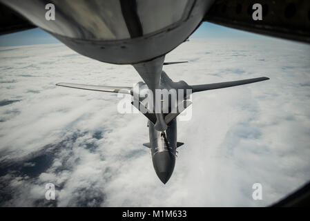 Ein US Air Force B-1B Lancer, zu der 37th Expeditionary Bomb Squadron, Ellsworth Air Force Base, S.D. zugewiesen und einer KC-135 Stratotanker, um die 909 . Air Refuelling Squadron, Kadena Air Base, Japan zugewiesen, führen die Luftbetankung über den East China Sea, Jan. 9, 2018. Der Lancer dient als führende Plattform für America's long-range Bomber Kraft, die die größten konventionellen Nutzlast, gelenkte und ungelenkte Waffen in der Luftwaffe bestand. (U.S. Air Force Foto: Staff Sgt. Peter Reft) Stockfoto