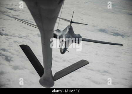 Ein US Air Force B-1B Lancer, zu der 37th Expeditionary Bomb Squadron, Ellsworth Air Force Base, S.D. zugewiesen und einer KC-135 Stratotanker, um die 909 . Air Refuelling Squadron, Kadena Air Base, Japan zugewiesen, führen die Luftbetankung über den East China Sea, Jan. 9, 2018. Der Lancer dient als führende Plattform für America's long-range Bomber Kraft, die die größten konventionellen Nutzlast, gelenkte und ungelenkte Waffen in der Luftwaffe bestand. (U.S. Air Force Foto: Staff Sgt. Peter Reft) Stockfoto