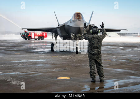 Die ersten operativen Japan Air Verteidigung-kraft F-35 A erhält in die richtige Position auf der Flightline während des F-35 eine Begrüßungszeremonie bei Misawa Air Base, Japan, Jan. 25, 2018 gemarshallt. In den kommenden japanischen Geschäftsjahr, neun weitere Flugzeuge werden diese eine der ersten fünften Generation fighter Squadron zu incept als Teil 3 des JASDF Air Wing beitreten. (U.S. Air Force Foto von Tech. Sgt. Benjamin W. Stratton) Stockfoto