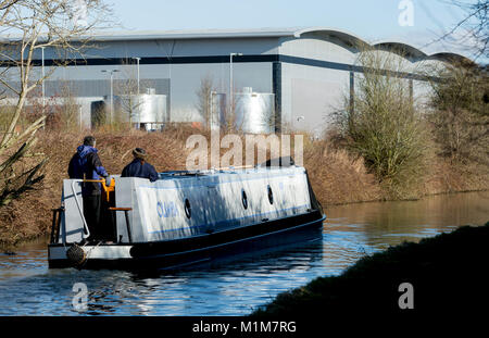 Ein 15-04 im Winter auf der Oxford Canal mit Lager hinter, Banbury, Oxfordshire, England, Großbritannien Stockfoto