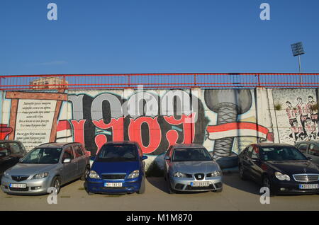 Graffiti des FC Vojvodina Fans, an der Mauer des Karadorde Stadion dargestellt. Novi Sad, Serbien Stockfoto