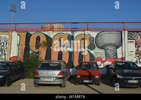 Graffiti des FC Vojvodina Fans, an der Mauer des Karadorde Stadion dargestellt. Novi Sad, Serbien Stockfoto