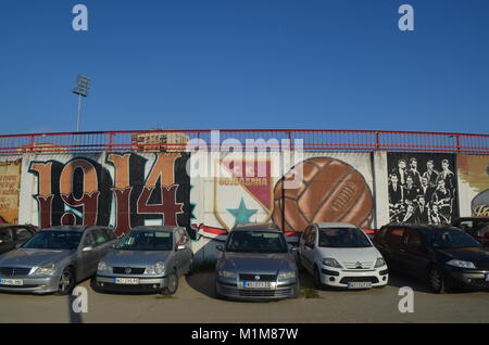 Graffiti des FC Vojvodina Fans, an der Mauer des Karadorde Stadion dargestellt. Novi Sad, Serbien Stockfoto