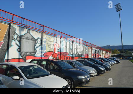 Graffiti des FC Vojvodina Fans, an der Mauer des Karadorde Stadion dargestellt. Novi Sad, Serbien Stockfoto