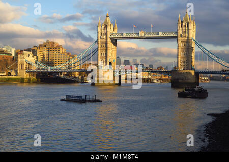 Tower Bridge, eine der vielen Brücken überspannen den Fluss Themse in London Stockfoto