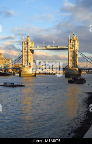 Tower Bridge, eine der vielen Brücken überspannen den Fluss Themse in London Stockfoto