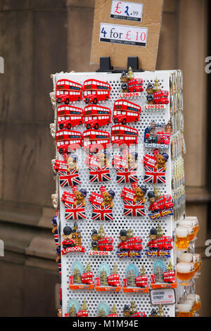LONDON, UK, 28. Oktober, 2012: Straße mit typischen London touristische Kühlschrank magnet Souvenirs zum Verkauf Abschaltdruck Stockfoto