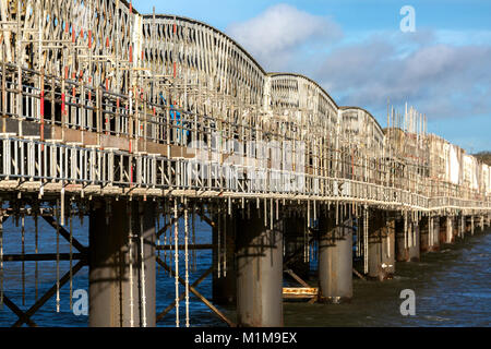 Engineering arbeitet. Wartung, Reparatur von East Coast Railway Bridge über Montrose Becken Schottland Großbritannien Stockfoto