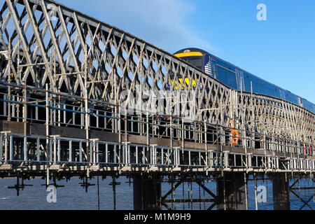 Engineering arbeitet. Wartung, Reparatur von East Coast Railway Bridge über Montrose Becken Schottland Großbritannien Stockfoto