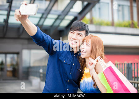 Glückliches Paar unter selfie vor Shopping Mall Stockfoto