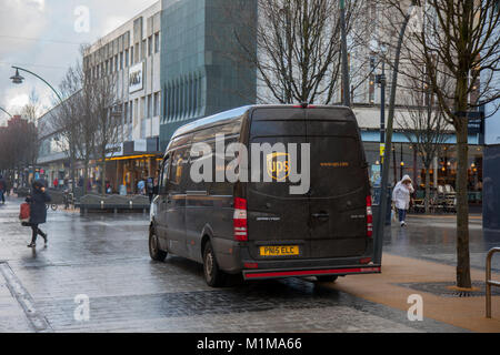 UPS Secure Parcel Delivery van in der Chapel Street, Southport, Großbritannien geparkt Stockfoto