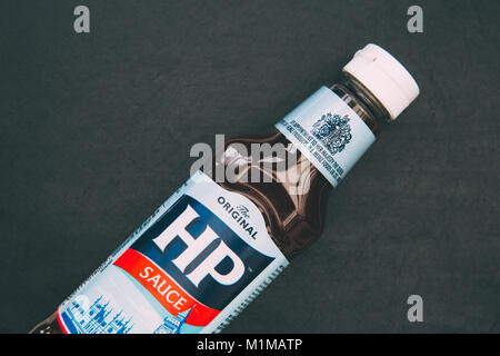 LONDON - Januar 29, 2018: HP brown Sauce in Kunststoff Flasche mit Logo auf dunklem Hintergrund Stockfoto