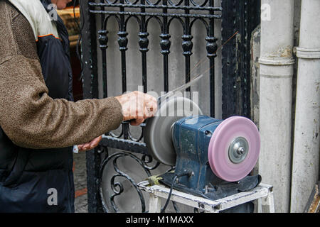 Mann auf der Straße Schärfen der Messer auf Maschine Stockfoto