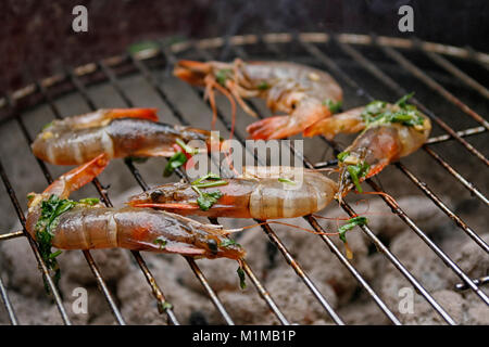 Frische Garnelen auf Bbq. Die Seite grau, die andere Orange Stockfoto