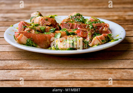 Lammkoteletts in Marinade von Basilikum, Olivenöl, Zitrone und Pfeffer Stockfoto