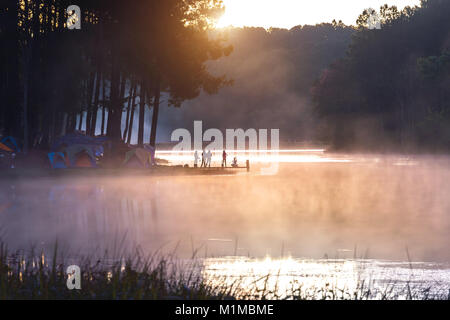 Silhouette der touristischen genießen Pang Ung im Morgen, Mae Hong Son in Thailand. Stockfoto