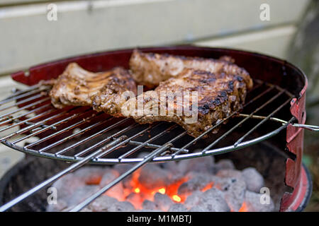 Nahaufnahme von Spare Ribs am Grill Stockfoto